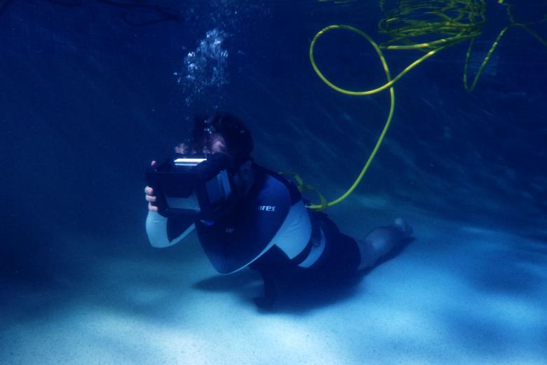 Raytracer diver wears VR headset in a field test